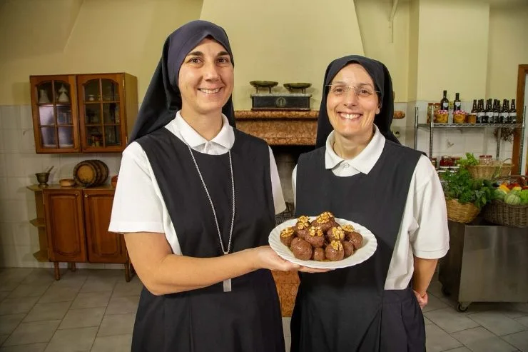 suor debora e madre noemi con i pammelati