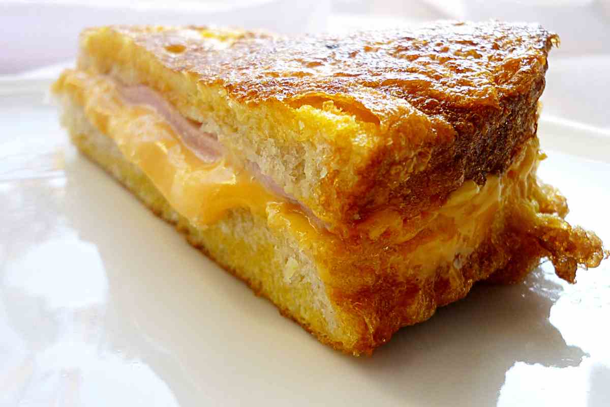 Fette panbauletto con formaggio e prosciutto