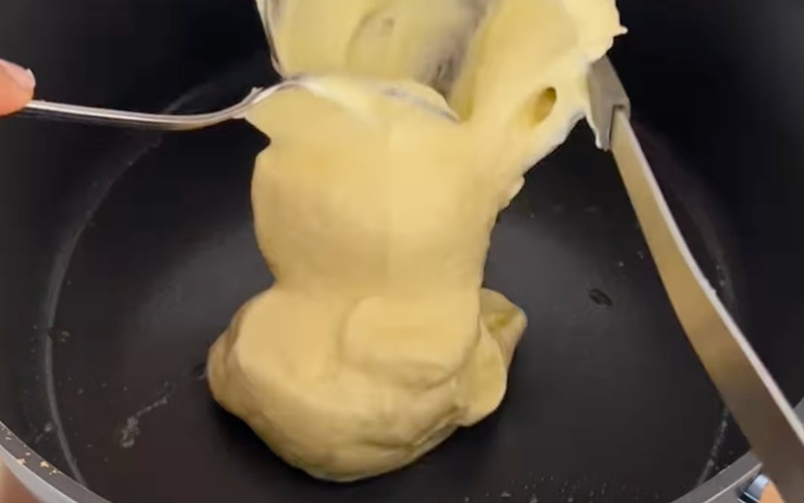 mestolo con impasto pancake