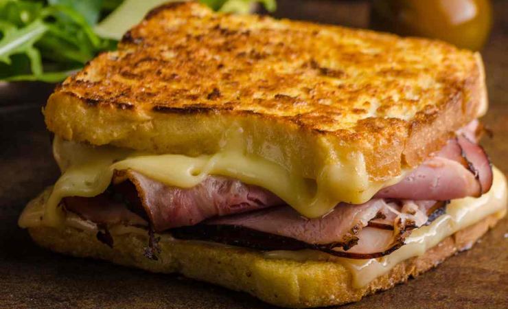 Pane fritto con formaggio e prosciutto cotto