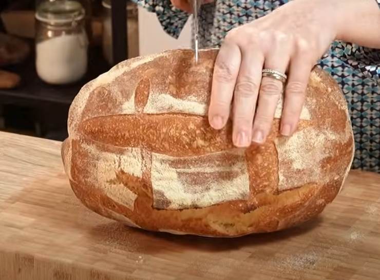 sonia taglia il pane