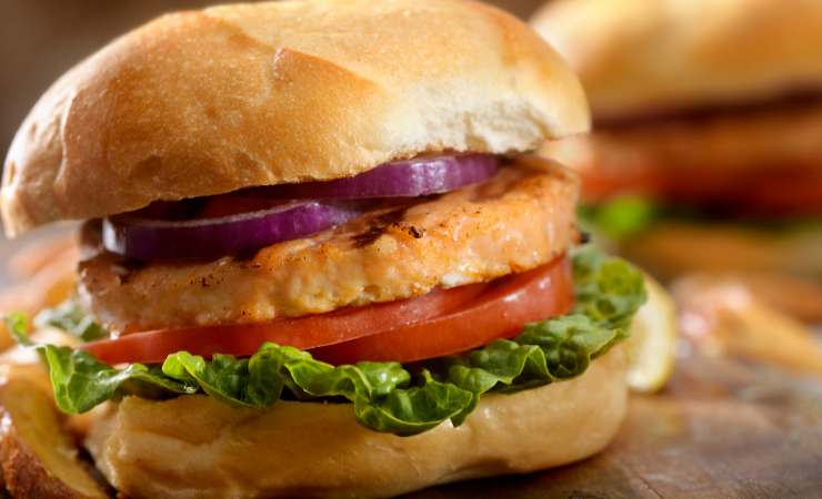 salmone burger in primo piano