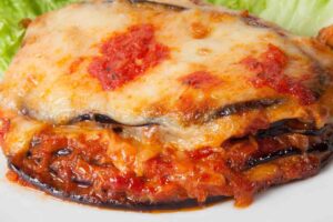 pezzo di parmigiana nel piatto