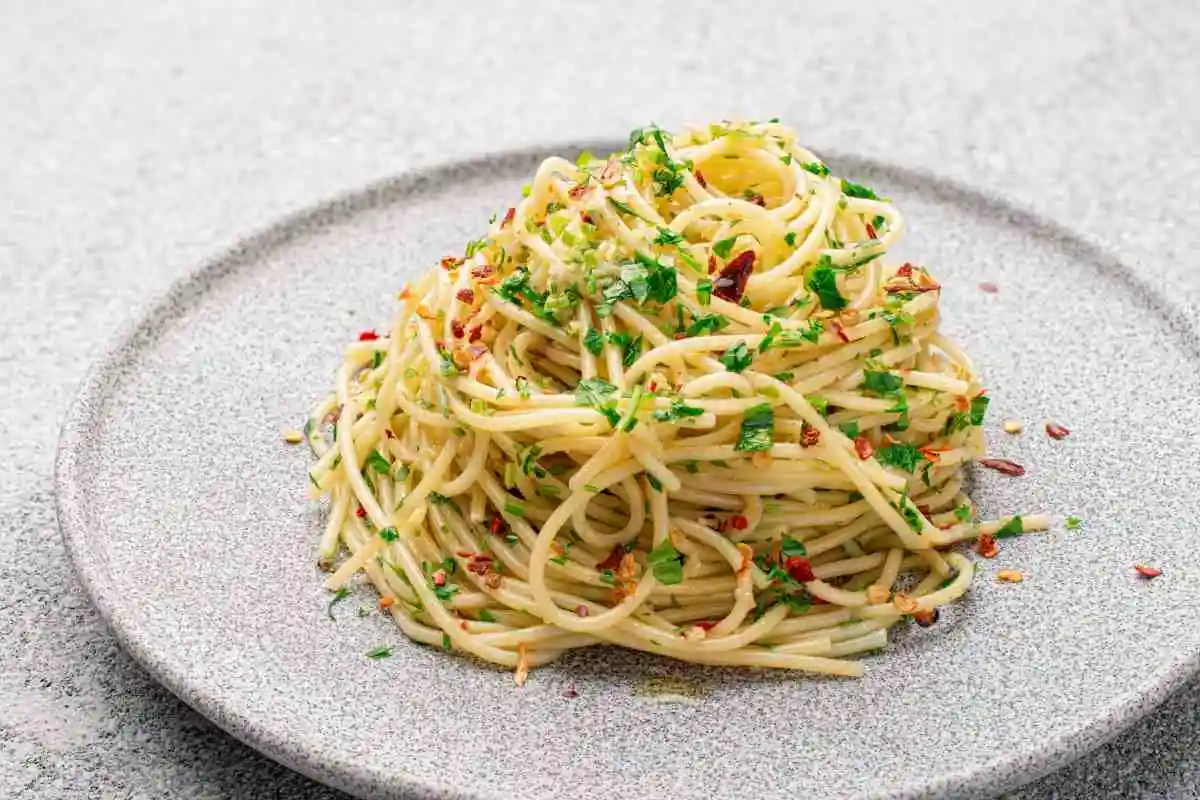 spaghetti aglio olio ed erbe aromatiche
