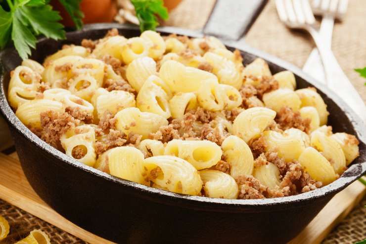 pasta con la salsiccia in padella