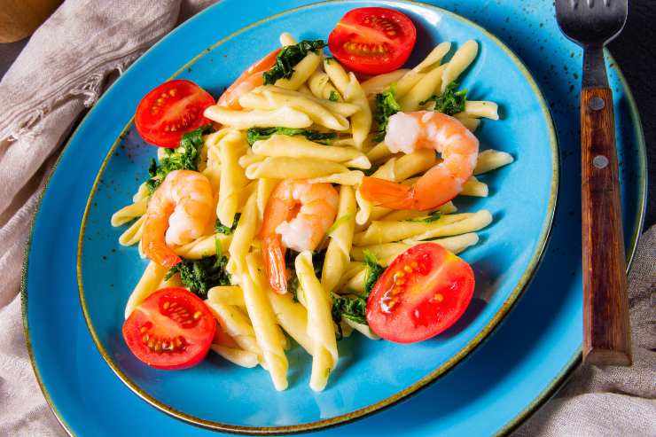 strozzapreti con pomodori e gamberi