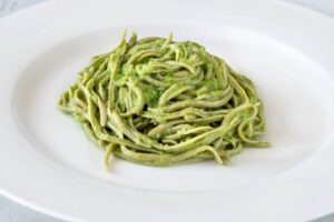 fusilli al pesto con pomodorini freschi