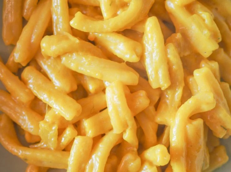 pasta con una salsa gialla