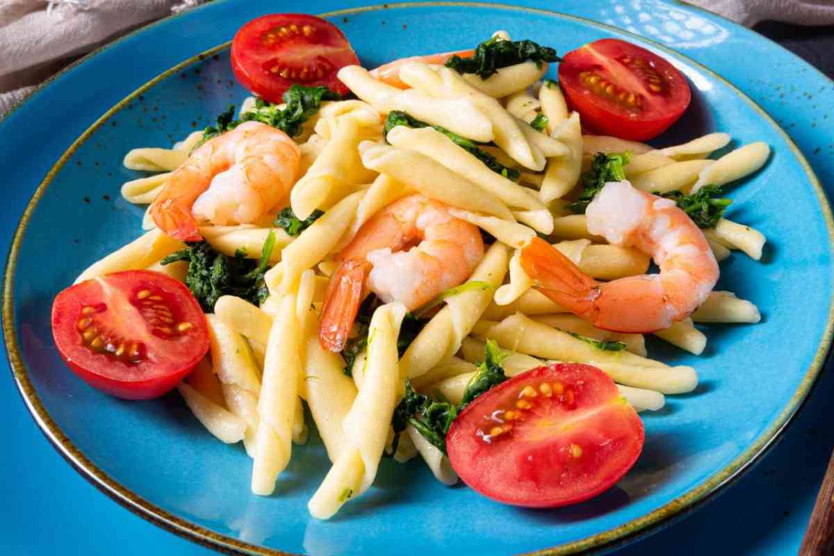 piatto di pasta con pomodori e gamberi