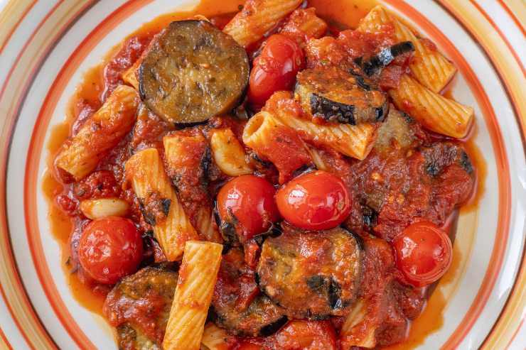 piatto di pasta con melanzane e pomodori
