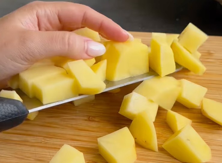 patate tagliate a tocchetti su tagliere