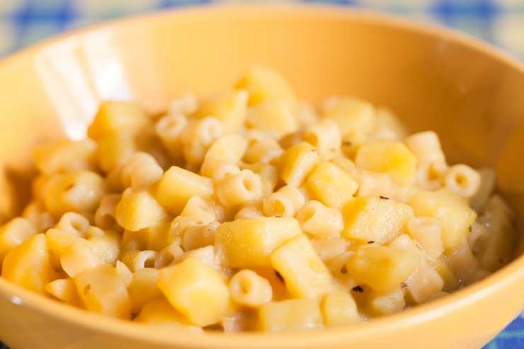 pasta e patate in una ciotola