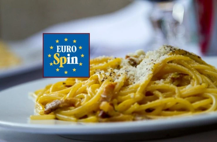 piatto di spaghetti con sopra formaggio grattugiato e logo eurospin