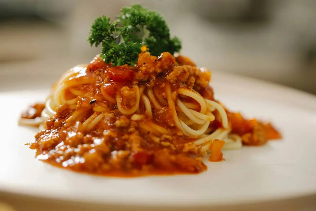 Spaghetti con sugo e guanciale