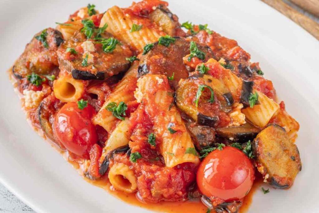piatto di pasta con melanzane e pomodori