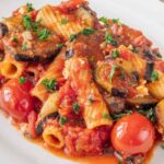 piatto di pasta con melanzane e pomodori