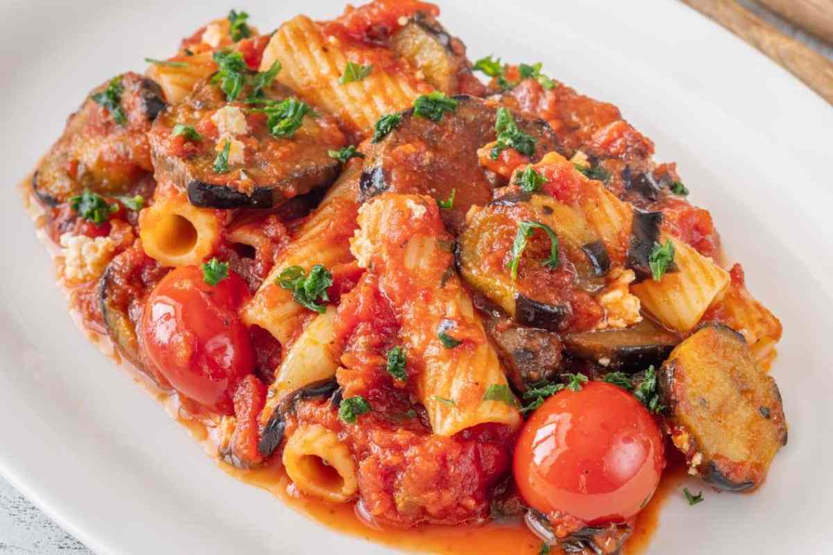 piatto di pasta con melanzane e pomodori