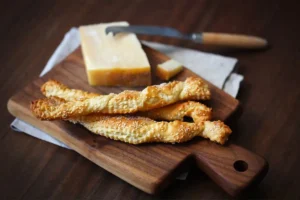 grissini di pasta sfoglia e parmigiano