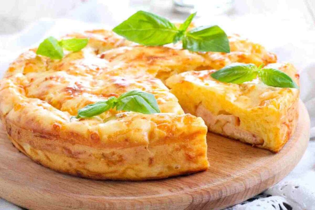 Pizza pasta sfoglia con ripieno e foglie di basilico