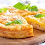 Pizza pasta sfoglia con ripieno e foglie di basilico