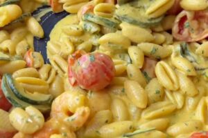 pasta zucchine e gamberetti in padella