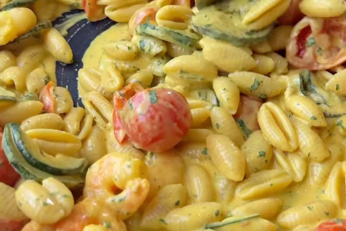 pasta zucchine e gamberetti in padella