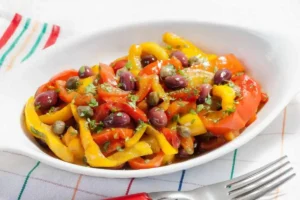 Piatto con peperoni, olive e capperi