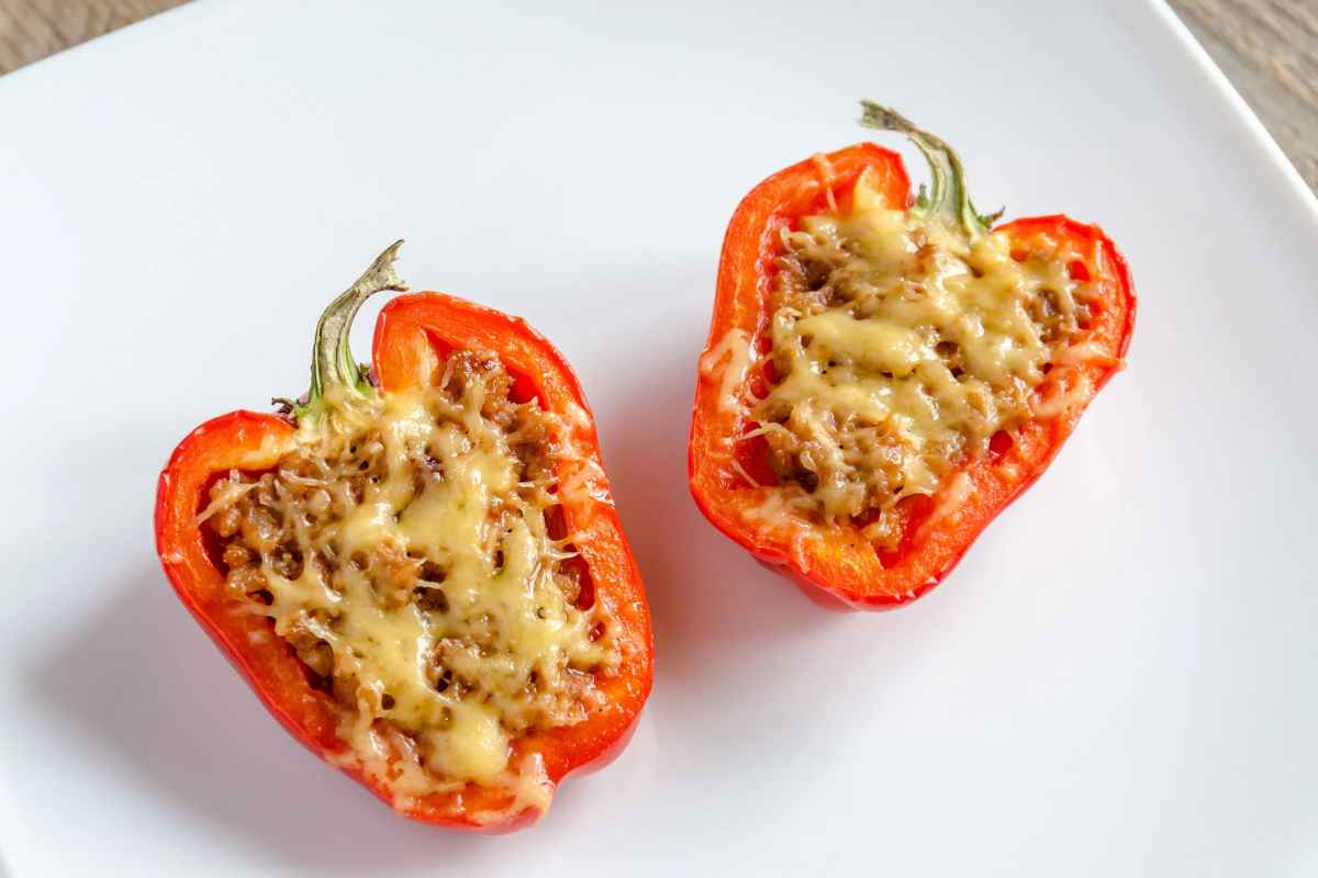 Peperoni ripieni in un piatto