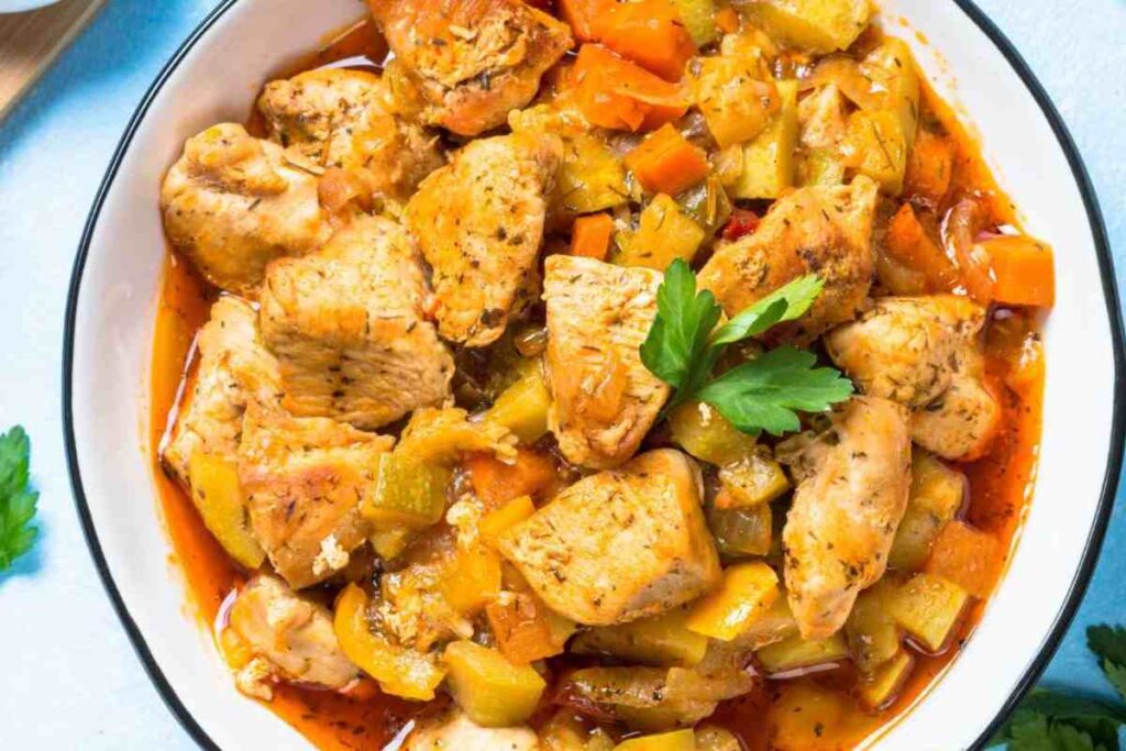 piatto di petto di pollo in umido con verdure