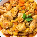 piatto di petto di pollo in umido con verdure