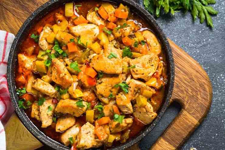 padella di petto di pollo in umido con verdure