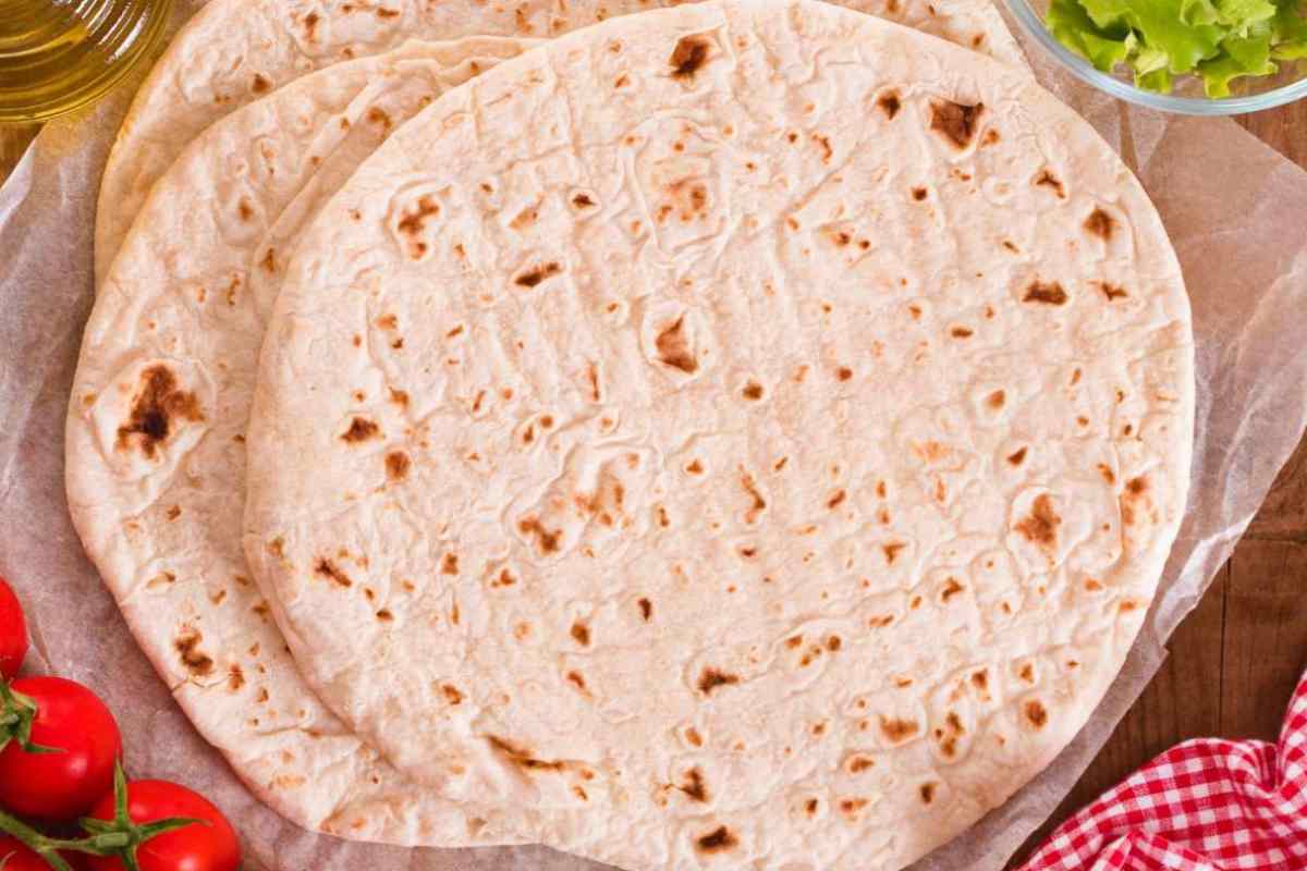 piadine varie su un tavolo