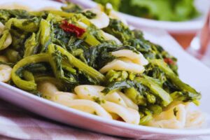 un piatto di orecchiette alle cime di rapa