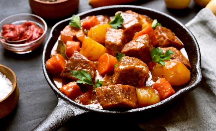 pecora stufata con patate e pomodori