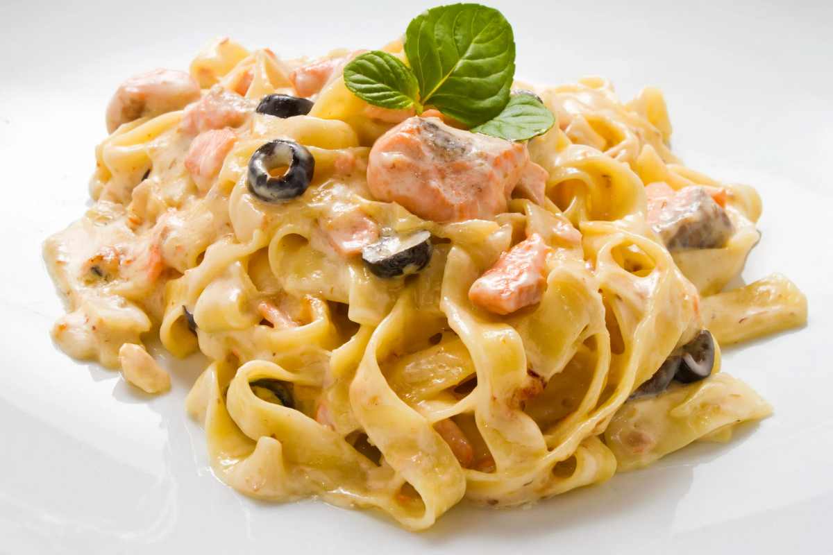 Fettuccine con salmone, olive e panna