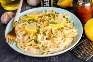 Piatto con pasta, formaggio e fette di limone