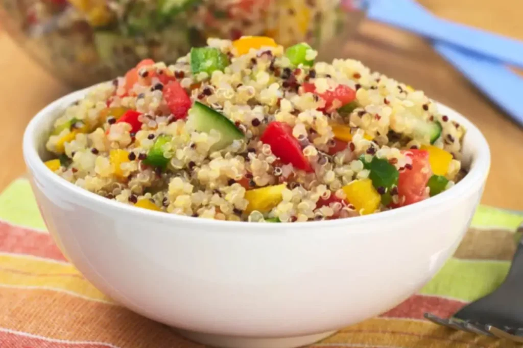 insalata di quinoa e verdure dentro ad una ciotola