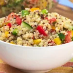 insalata di quinoa e verdure dentro ad una ciotola