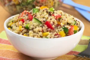 insalata di quinoa e verdure dentro ad una ciotola