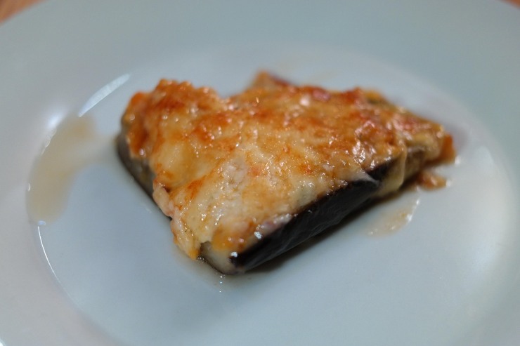 melanzana su un piatto con sopra del formaggio