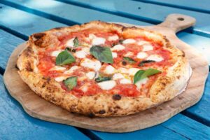 Pizza tonda con mozzarella, pomodoro e basilico