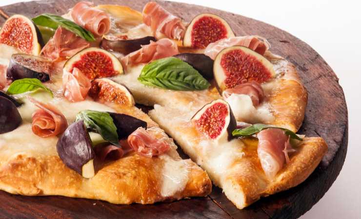 tagliere di pizza con i fichi