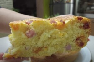 una fetta di pizza rustica