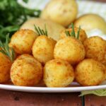 polpette di patate in un piatto