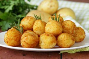 polpette di patate in un piatto