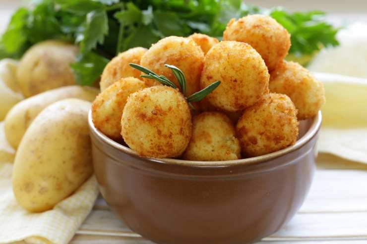 ciotola con polpette di patate