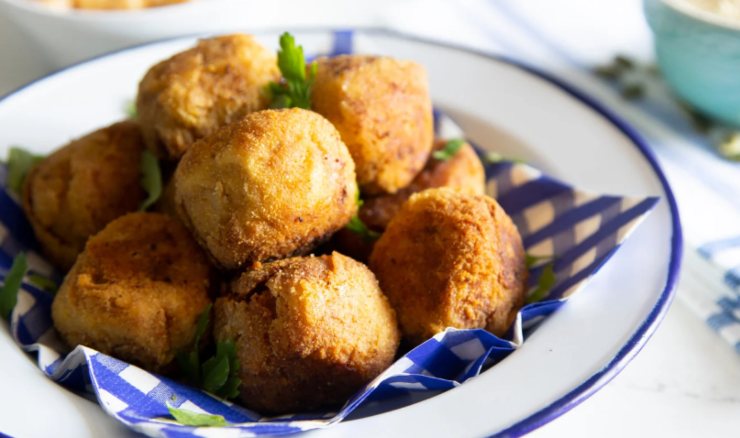 polpette su un piatto con sotto un tovagliolo a quadretti bianchi e blu