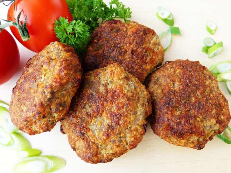 polpette con accanto della verdura
