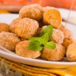 polpette su un piatto con delle foglioline di menta