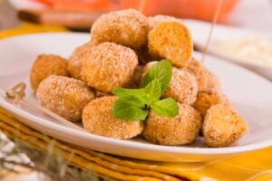 polpette su un piatto con delle foglioline di menta